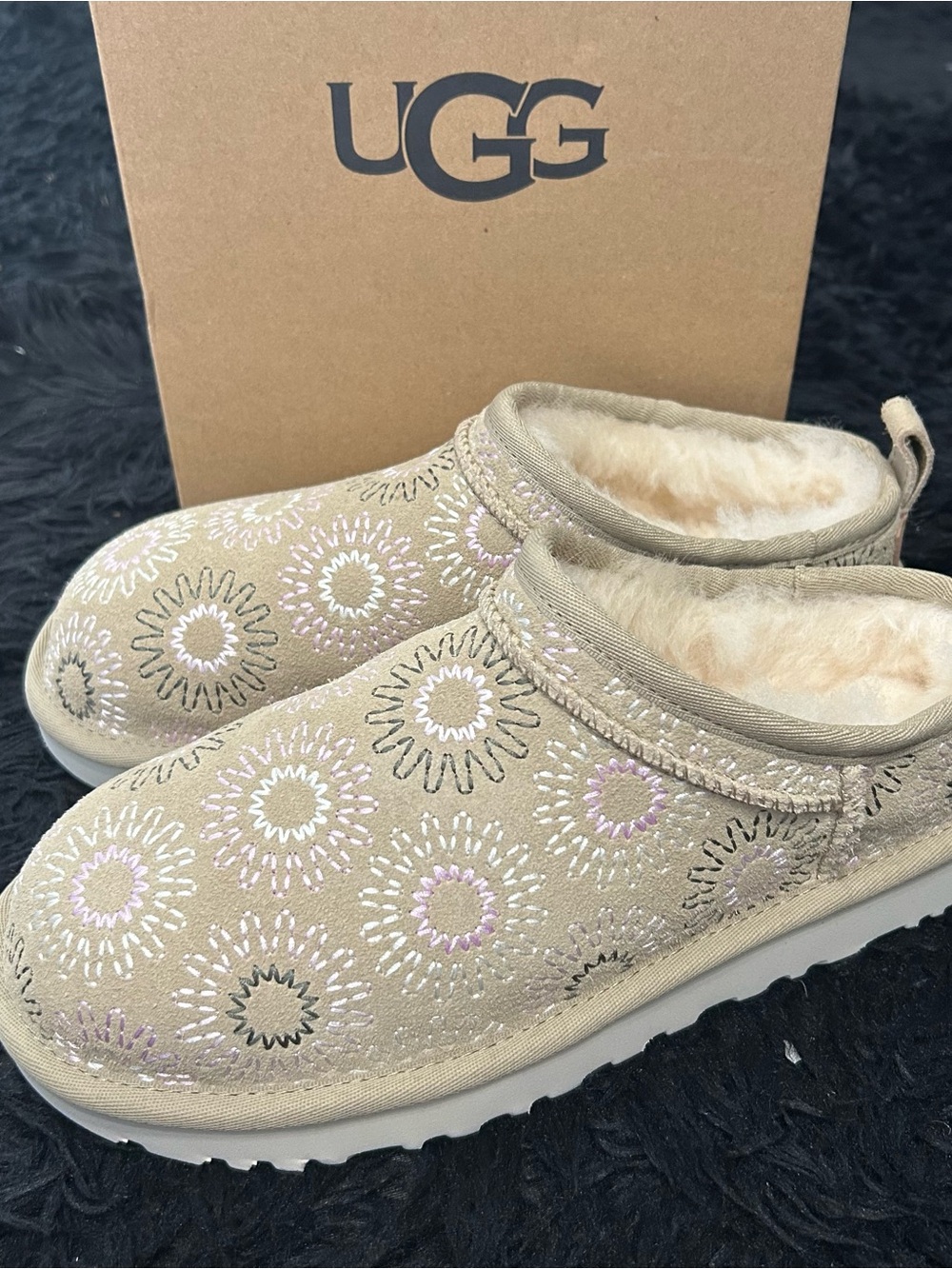 UGG embroidered fur clogs mules slip on shoes women’s 7 new in box - Picture 2 of 8